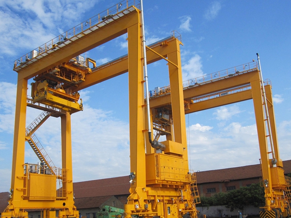 轮胎式集装箱龙门吊的电缆卷筒如何维护保养